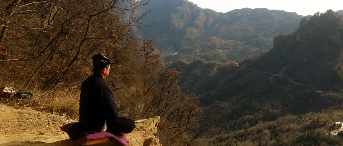 Maître Chen Li Sheng médite dans les hauteur du Wudang Maître Chen Li Sheng médite dans les hauteur du Wudang
