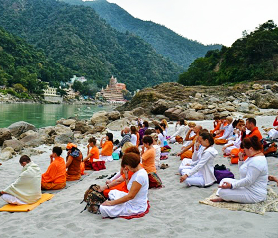 Pranayama sur les rives du Gange en Inde Pranayama sur les rives du Gange en Inde