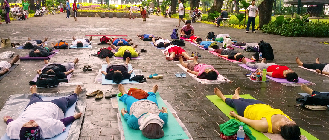 Fin de séance de Yoga Sivananda en plein air avec Savasana Fin de séance de Yoga Sivananda en plein air avec Savasana