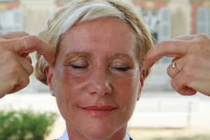 Catherine Bousquet en train de pratiquer le Qi Gong des Yeux Catherine Bousquet en train de pratiquer le Qi Gong des Yeux