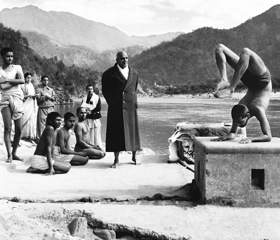 Sri Vishnu Sivananda et son disciple Devananda sur les rives du Gange, à Rishikesh Sri Vishnu Sivananda et son disciple Devananda sur les rives du Gange, à Rishikesh
