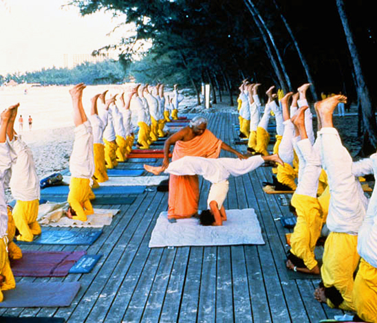 Swami Vishnu Devananda guidant une enseignante Swami Vishnu Devananda guidant une enseignante