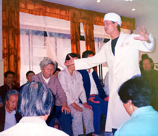 Docteur Zhang Kunlin utilisant la technique du Fa Gong Docteur Zhang Kunlin utilisant la technique du Fa Gong