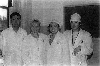 Catherine Bousquet et Li et Zhang Yisheng, médecins chefs des département TUINA et neuf aiguilles Catherine Bousquet et Li et Zhang Yisheng, médecins chefs des département TUINA et neuf aiguilles