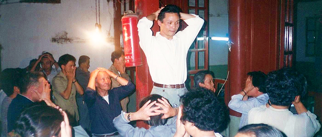 Maître Zhang Kunlin guidant le Qi Gong des yeux à Kunming Maître Zhang Kunlin guidant le Qi Gong des yeux à Kunming