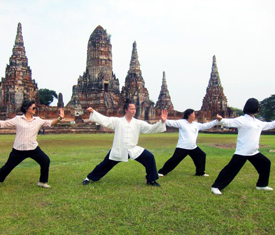 Maître Yuan Li Min en Thaïlande en train de pratiquer avec un groupe Maître Yuan Li Min en Thaïlande en train de pratiquer avec un groupe