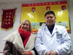 Catherine-Isaure Bousquet en compagnie de Liu Yisheng, directeur du département de médecine chinoise de l'hôpital du Mont Wudang en Chine, décembre 2015