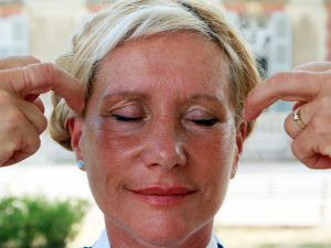 Catherine-Isaure Bousquet en train de pratiquer le Qi Gong des yeux