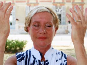 Catherine-Isaure Bousquet en train de pratiquer le Qi Gong des yeux
