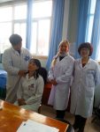 Catherine-Isaure Bousquet en compagnie de confrères médecins de l'équipe Tuina à l'hôpital du Mont Wudang en Chine, décembre 2015