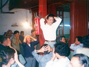 Maître Zhang Kunlin guidant le Qi Gong des yeux à Kunming
