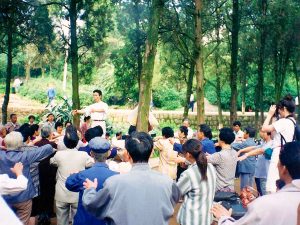 Maître Zhang Kunlin guidant le Qi Gong des yeux à Kunming