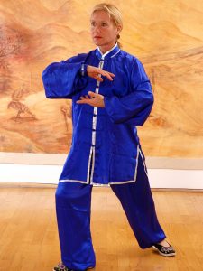 Catherine-Isaure Bousquet en train de pratiquer le Qi Gong des Cinq Organes