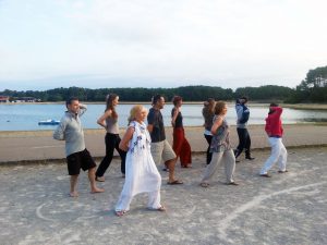 Cours de Qi Gong au lac marin du Port d'Albret, avec Terre d'Asie lors du stage d'été