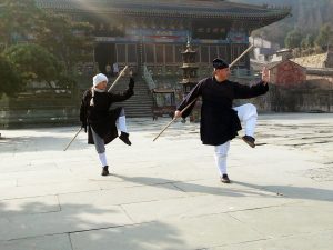 Maître Chen Li Sheng et Catherine-Isaure Bousquet pratiquant le bâton en Chine, décembre 2015