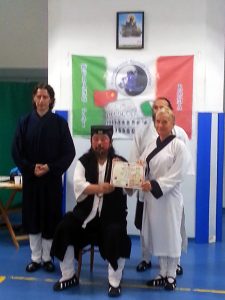 Grand Maître You Xuan De remet à Catherine-Isaure Bousquet la certification de la dernière forme enseignée par DA SHIFU, à Rome en septembre 2016