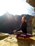 Catherine-Isaure Bousquet méditant sur le Mont Wudang en décembre 2015