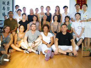 Étudiants Tuina de Terre d'Asie, promotion 2016, à l'hôpital du Mont Wudang en Chine