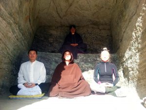 Maître Chen Li Sheng méditant sur le Mont Wudang en compagnie de Catherine-Isaure Bousquet en d'autres disciples, décembre 2015