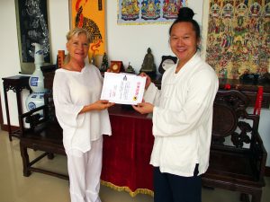 Maître Yuan Li Min remet une certification à Catherine-Isaure Bousquet