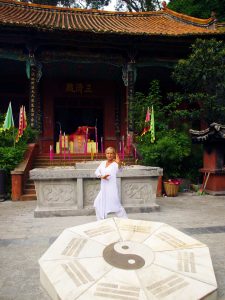 Marche du Bagua Zhang par Catherine-Isaure Bousquet devant un temple au Wudang