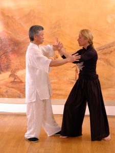Tuishou en Taiji Quan avec Maitre Kunlin Zhang et Catherine-Isaure Bousquet