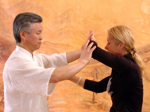 Tuishou en Taiji Quan avec Maitre Kunlin Zhang et Catherine-Isaure Bousquet