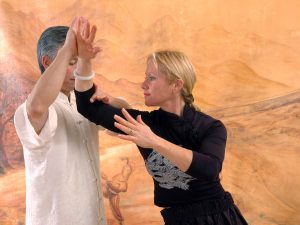 Tuishou en Taiji Quan avec Maitre Kunlin Zhang et Catherine-Isaure Bousquet