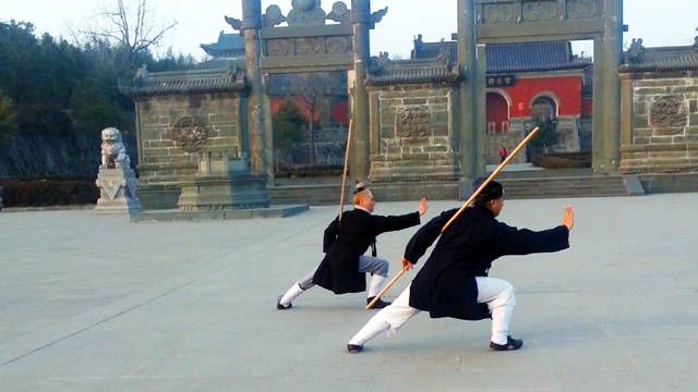 Pratique du bâton avec Maître Chen Li Sheng au Wudang