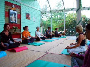 Cours de Yoga à Terre d'Asie en été