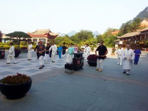 Étudiants de Terre d'Asie en train de pratiquer le Qi Gong au Wudang, Chine