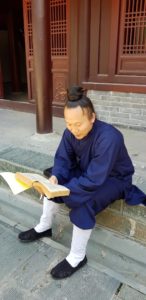 Photo de Maitre Yuan Limin en train de lire