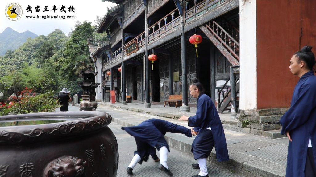 Photo 4 de Maitre Yuan Limin en train de pratiquer avec un disciple