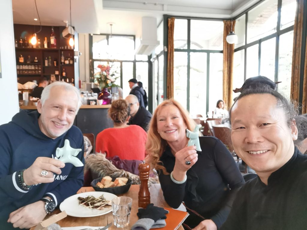 rencontre entre Maître YUAN Limin présenté par Catherine-Isaure Bousquet, disciple du Maître, et Roger ITIER en mars 2020 aux Buttes Chaumont