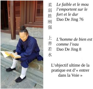 Photo de Maitre Yuan Limin en train d'étudier les paroles de Dao De Jing
