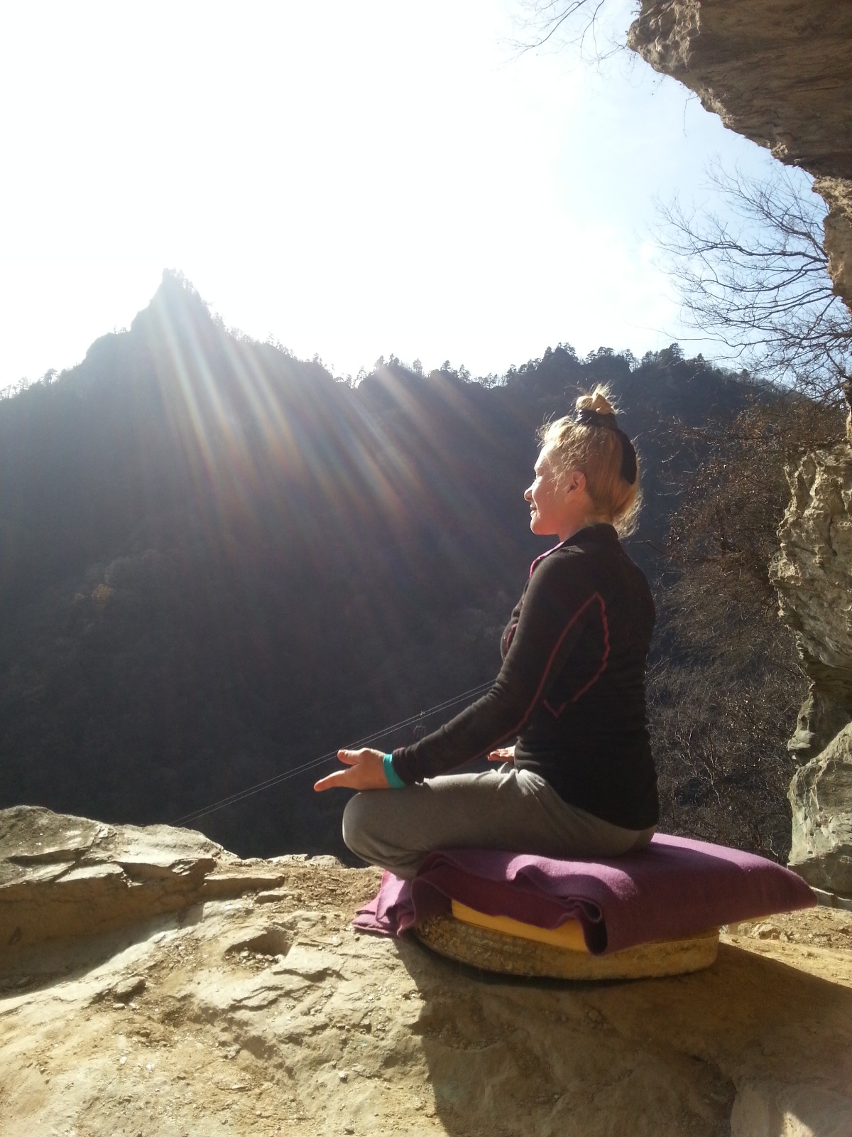 Étudiants de Terre d'Asie en train de pratiquer le Qi Gong au Wudang, Chine